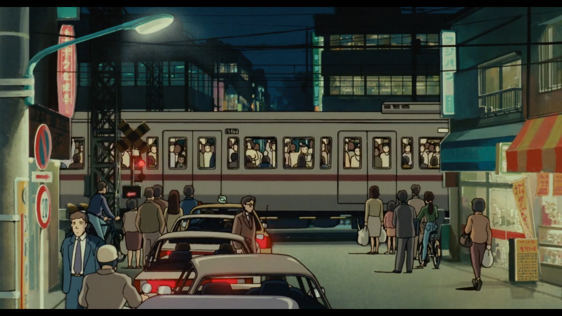 Scène de Si tu tends l'oreille
Une rue de Tokyo la nuit, lors du passage d'un train, de couleur grise avec une bande rouge sous les fenêtres, qui contient un grand nombre de passagers.
Devant une file de voitures est arrêtée au feu rouge, ainsi que de nombreux piétons en habits sombres, deux cyclistes et un homme en moto. De part et d'autre de la rue, on aperçoit des devantures de commerces éclairées.
En arrière plan, on distingue des grands bâtiments dont certaines fenêtres sont éclairées et le ciel noir de la nuit.