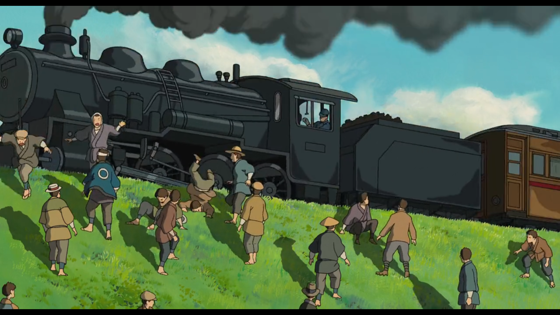 Scène du film Le Vent se lève
Un train, composé d'une locomotive noire, tirant un compartiment de stockage de charbon et un premier wagon de couleur jaune-blé, avec une petite bande rouge sous les fenêtres, traverse l'image en laissant une fumée sombre.
Au premier plan, des paysans habillés de kimono de couleurs foncées et pour certains portant d'amples chapeaux, sont dans un état de panique, certains étant même tombés, en descendant la butte couverte d'herbes verdoyante sur laquelle le train circule, comme pour fuir son passage.
Le ciel en arrière plan est bleu avec quelques nuages blancs.